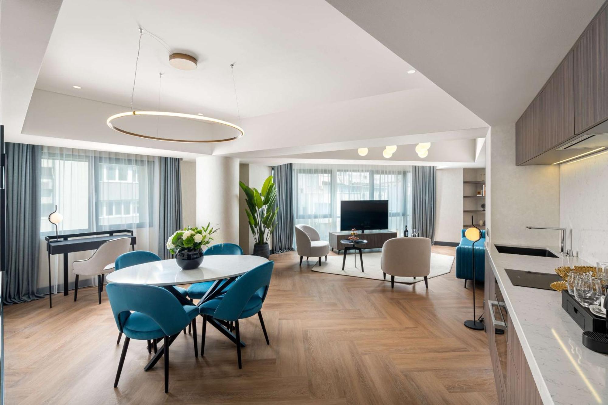 Executive Suite mit Kingsize-Bett und Zugang zur Lounge